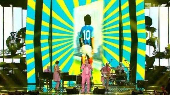 FOTO - Elio e le Storie Tese portano Maradona ed il San Paolo sul palco dell'Ariston