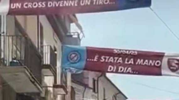 FOTO – “E’ stata la mano di Dia”, a Salerno il gol contro il Napoli diventa striscione