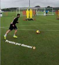 VIDEO - "Te l'ho detto, ho il piede caldo!". Mertens scatenato su punizione in allenamento: "Poi ti spiego come si fa..."