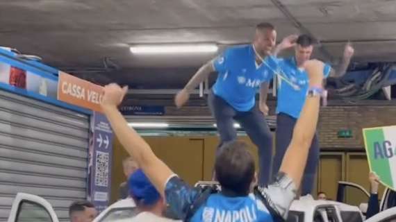 Spinazzola e Politano senza freni alla festa: saltano e cantano sopra un taxi