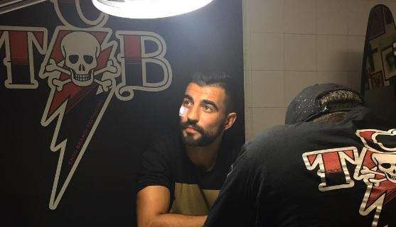 FOTO - Nuovo tatuaggio per Albiol: lo spagnolo ha ancora sul viso i segni della battaglia col Milan