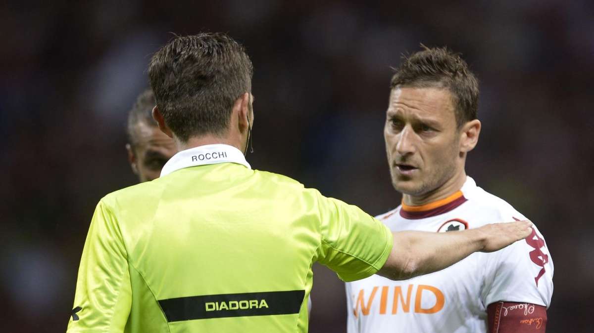Follia in Serbia: arbitro colpisce portiere con una testata e lo manda in ospedale