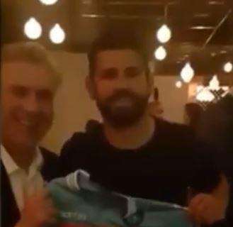 VIDEO - Ancelotti, Diego Costa e la finta presentazione con la maglia del Napoli in un ristorante di Londra 