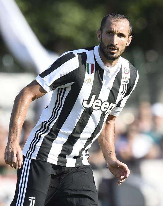 Juve, Chiellini: "Non solo il Napoli, altre tre squadre lottano per lo scudetto! Higuain è una certezza"