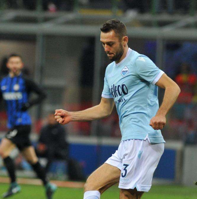 Gazzetta - De Vrij in scadenza: ci prova anche il Napoli, ma l'olandese preferisce Inter o Barça