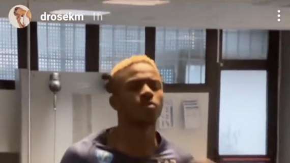 VIDEO - Osimhen si allena e balla, Malcuit con la faccia perplessa
