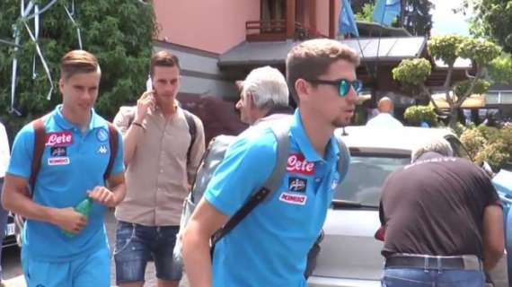 VIDEO - Ieri il Napoli ha lasciato Dimaro: sul pullman con la squadra c'era anche Milik, le immagini
