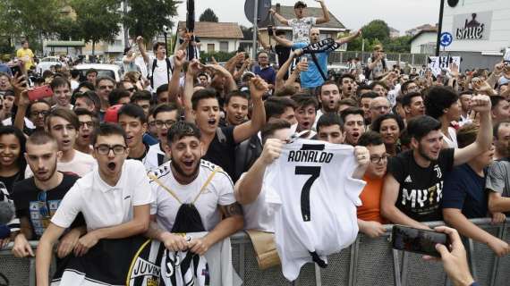 VIDEO - La solita vergogna, alla presentazione di CR7 parte il coro degli juventini: "Vesuvio lavali col fuoco!"