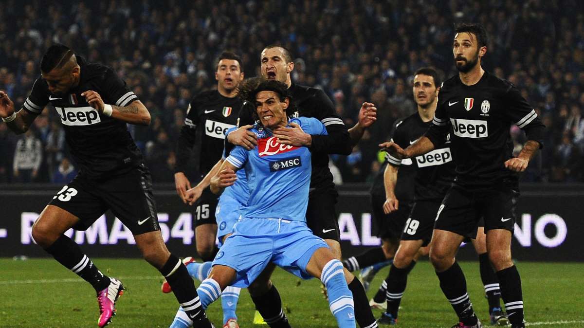 Chiellini-Cavani, abbraccio a fine gara e scambio di maglie