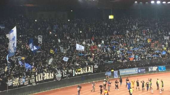 VIDEO - Azzurri sotto la curva dei tifosi napoletani al 90', si canta "Sarò con te!"