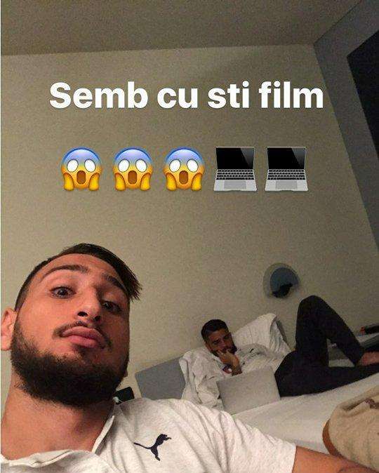 FOTO - Insigne compagno di stanza di Donnarumma, il portiere lo prende in giro: "Sempe cu 'sti film!"