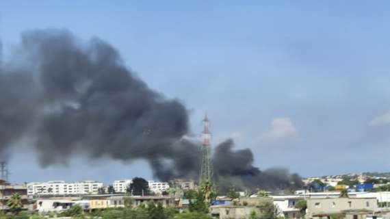 Nube nera a Ponticelli: divampa incendio a seguito di un'esplosione