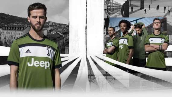 FOTO - "Difficile farne una più brutta, è un pigiama!" il web si scatena sulla terza maglia della Juventus