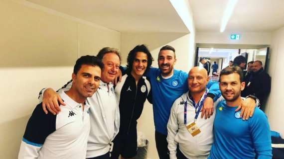 FOTO - Cavani riabbraccia il Dott. De Nicola e lo staff medico: il Matador sempre legato agli azzurri