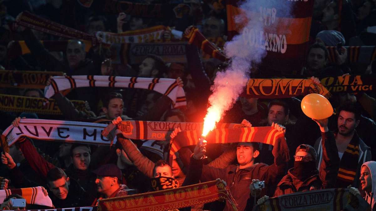 Fermento nel settore ospiti, fitto lancio di petardi dei tifosi romanisti