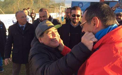 FOTO - Maradona è arrivato Castel Volturno, l'incontro con Sarri e la squadra