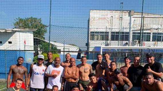 FOTO - Allan in vacanza in Brasile: partitella con gli amici e la famiglia