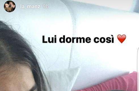 FOTO - Lady Tonelli scherza con la mano galeotta di Lorenzo: "Lui dorme cosí..."