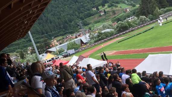 "Abbiamo un sogno nel cuore, Aurelio compra il campione" coro inedito e fumogeni a Dimaro