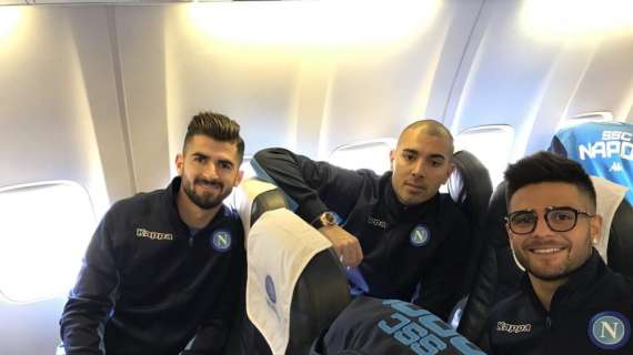 FOTO - Napoli in partenza per la Germania: ecco gli azzurri in aereo con il solito scatto