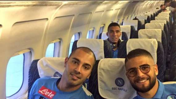 FOTO - Azzurri in viaggio verso Crotone: Insigne, Allan e Sepe sorridenti in aereo