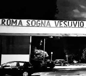 FOTO - Vergogna a Roma: capitale tappezzata di striscioni contro Napoli