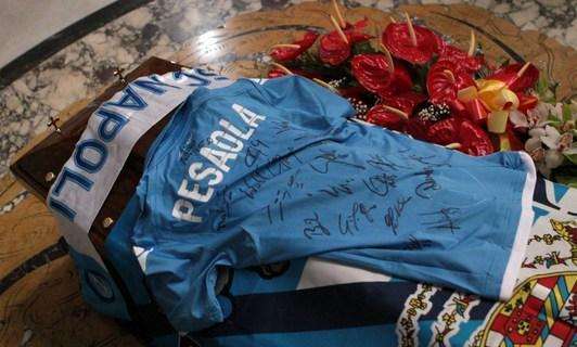 FOTO - L'ultimo saluto del Napoli a Pesaola: maglia azzurra firmata dalla squadra sulla bara del Petisso