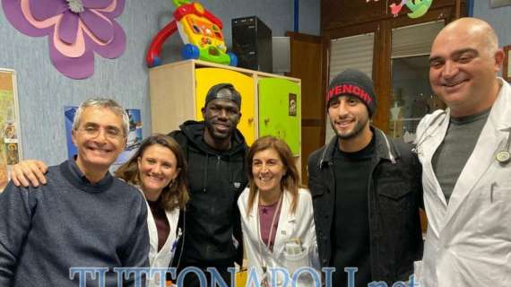 FOTO TN - Ghoulam-Koulibaly, sorrisi e maglie per i bimbi della clinica Pediatrica della Vanvitelli