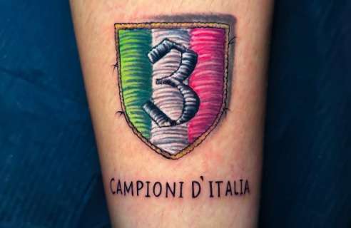 FOTO - Dopo la Champions, Simeone si tatua anche il 3º Scudetto del Napoli