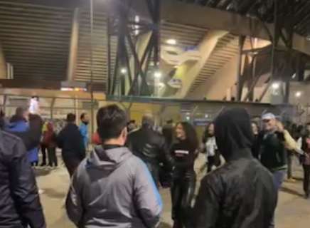 VIDEO TN - Clima totalmente diverso allo stadio, all'esterno del Maradona si danza