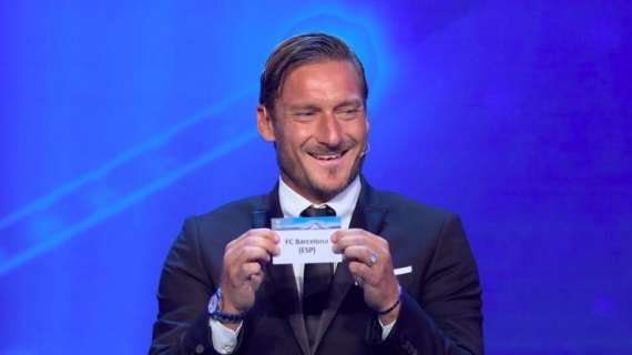 FOTO - Totti pesca il Barcellona per la Juve e sorride, Pistocchi: "Un fuoriclasse anche al sorteggio"