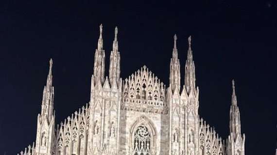 Milano azzurra: invasione al Duomo di napoletani per lo scudetto