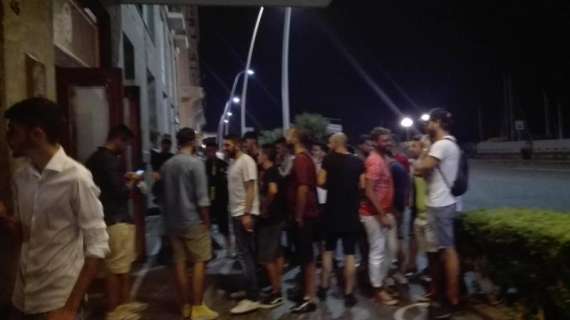 FOTOGALLERY TN - Delirio social per i rumors su Cavani: tifosi in piena notte all'hotel Vesuvio