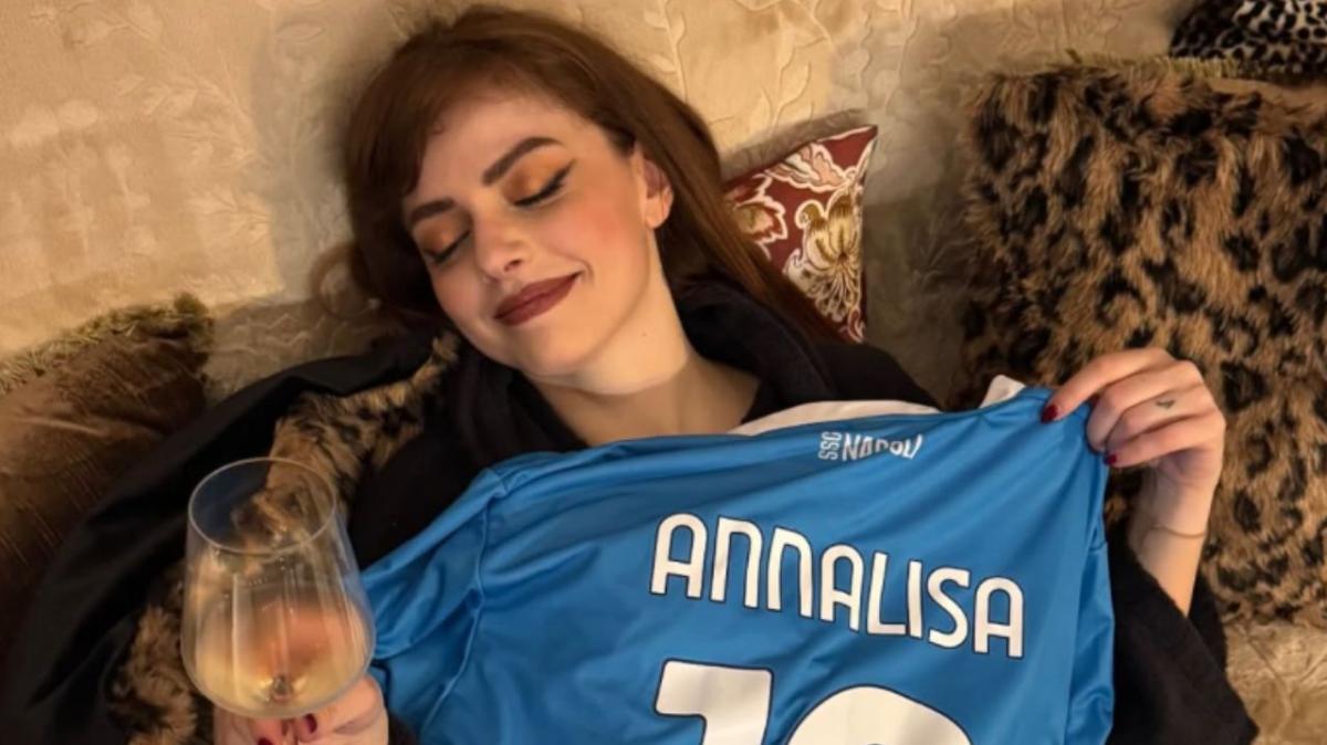 Annalisa, concerto al Palapartenope, il Napoli la omaggia con la maglia numero 10