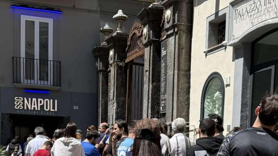 La Scudetto-mania prosegue: file lunghissime agli store in città