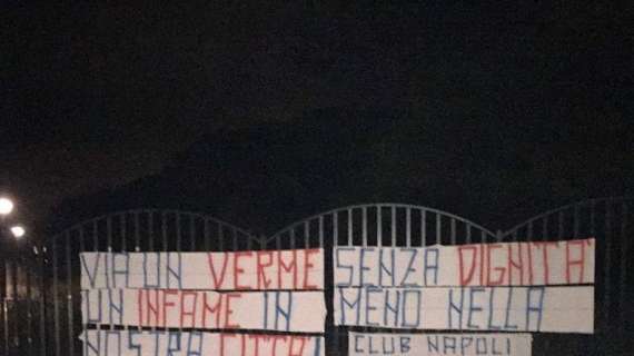 FOTO - Striscione contro Higuain a Castel Volturno: "Verme senza dignità, un infame in meno in città"
