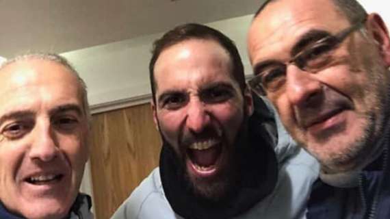 FOTO - Chelsea, Higuain con Sarri già torna a ruggire: eccolo nello scatto col mister e il preparatore Nenci