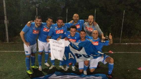 Vincono un torneo di calcio a sette a Genova con le maglie del Napoli. La storia della FD Napoli