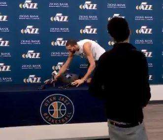 VIDEO - Nba, Rudy Gobert positivo al Covid-19: giorni fa ironizzava toccando i microfoni con le mani