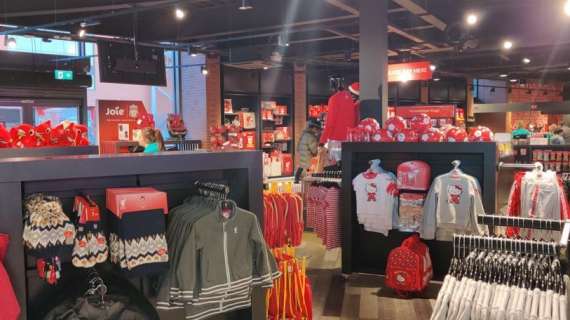 FOTO TN - Liverpool, merchandising da top club: lo store all'esterno di Anfield