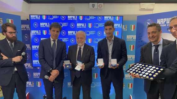 FOTO – ADL presenta le medaglie per lo Scudetto: “E’ il riscatto di Napoli! Mai più mani su città, siamo rinati!”