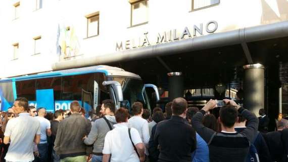 FOTO TN - Che entusiasmo a Milano! I tifosi assediano l'Hotel degli azzurri