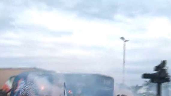 FOTO - Il pullman del Napoli parte da Pozzuoli: centinaia di tifosi a bordo strada