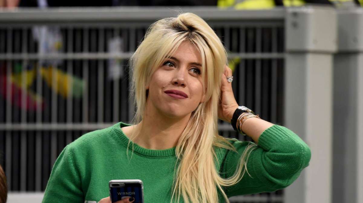 FOTO - Wanda Nara ai Quartieri Spagnoli: la moglie di Icardi visita il murales di Maradona