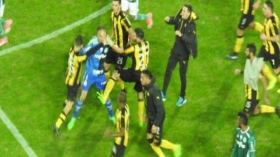 FOTO - Follia in Copa Libertadores: Felipe Melo prende a pugni un avversario, scoppia una maxi-rissa