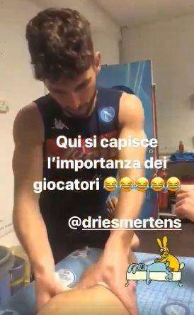 VIDEO - Mertens massaggiatore per Tonelli che lo prende in giro: "Mamma mia, è difficile!"