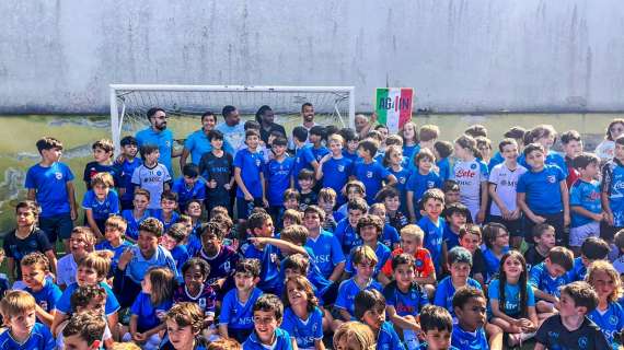 Anguissa, Spinazzola e Juan Jesus in visita alla scuola calcio dei loro figli: regali per i papà