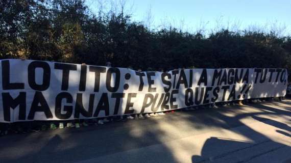 FOTOGALLERY - Bufera Lazio, tifosi portano sacchi di sterco a Formello: "Lotito, magnate pure questa!"