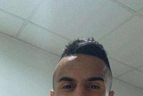 FOTO - Ounas pronto per l'Algeria, l'azzurro sorridente con la maglia della nazionale