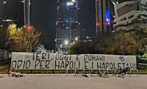 FOTO - Vergogna a Milano: esposti striscioni contro Napoli e la Curva A